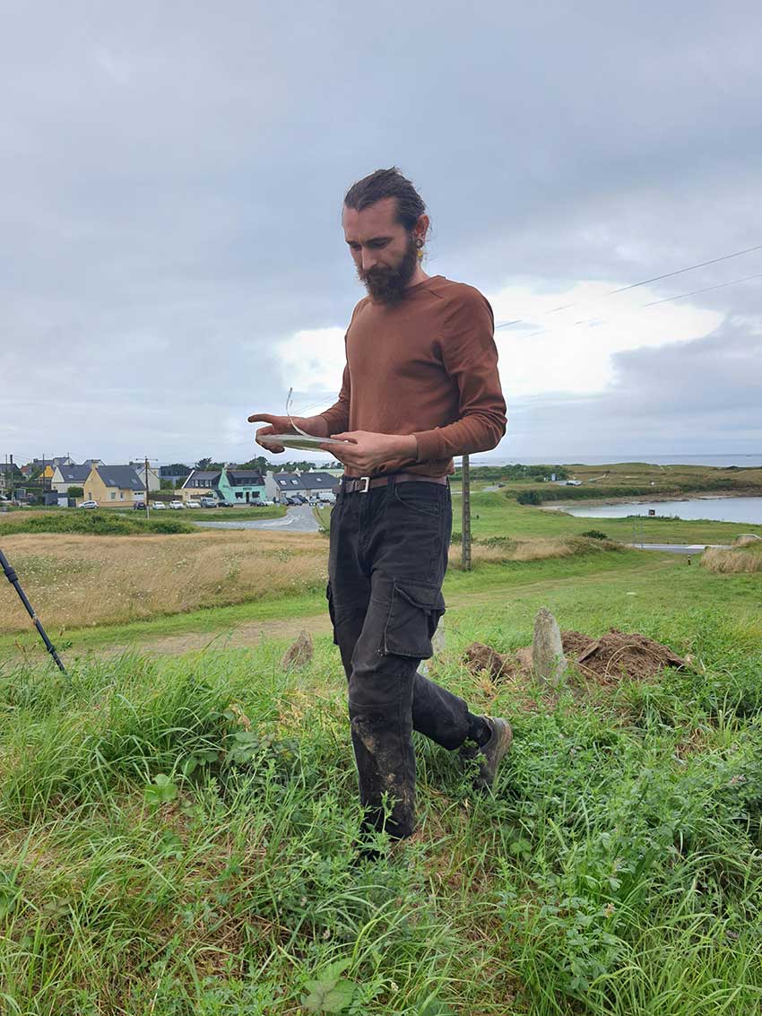 François Chemin réalise une performance à la Maison des abers à Saint-Pabu le 20 juillet 2024.