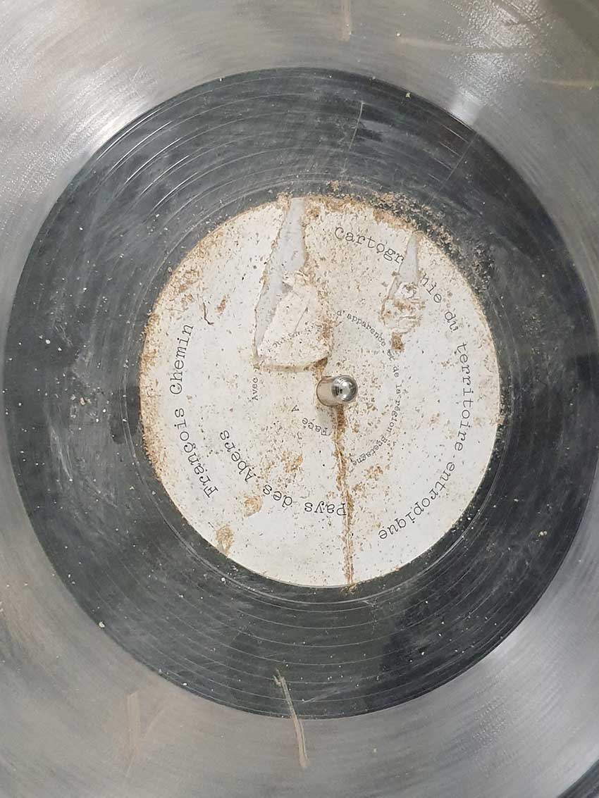 Le vinyle de François Chemin abimé et plein de sable à cause de son séjour en terre.