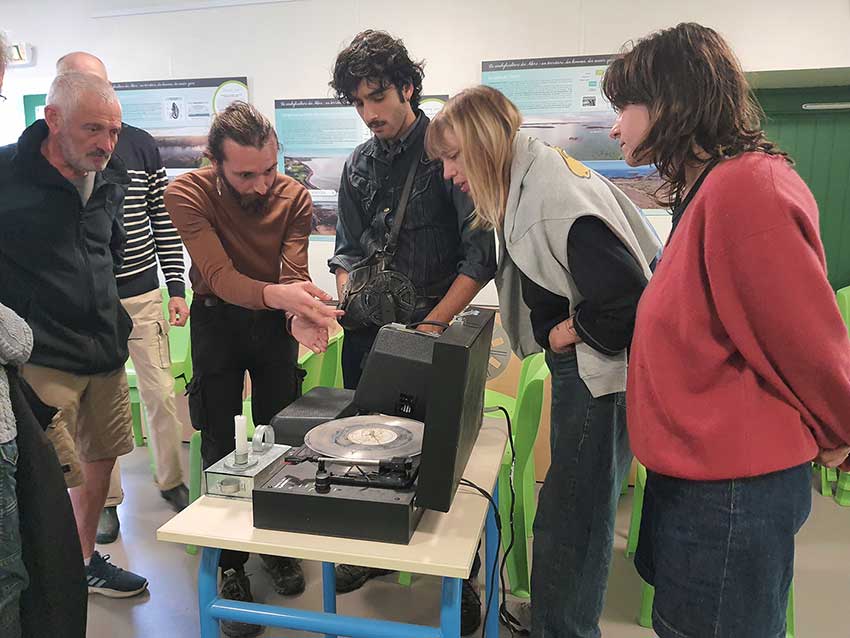 François Chemin projette le film super 8 et diffuse le vinyle qu'il a enterré pendant dix jours près la Maison des abers à Saint-Pabu le 20 juillet 2024. Discussion avec l'artiste.