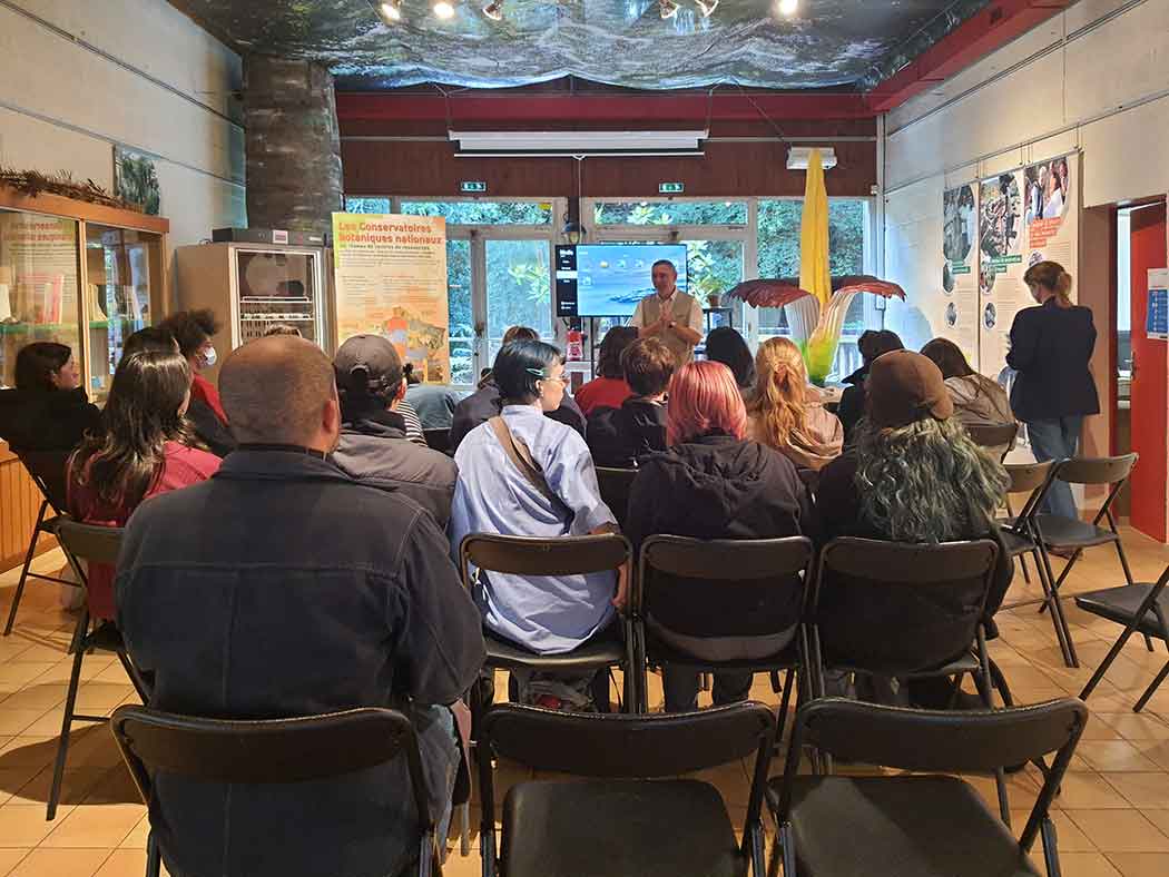 Les étudiants de l'UBO et de l'EESAB visitent les serres du Conservatoire botanique national de Brest, en vue de la venue de Gilles Clément. 17 octobre 2024.