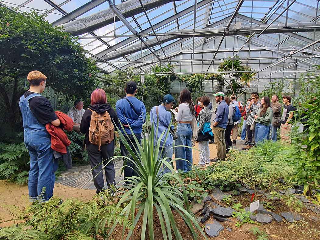 Les étudiants de l'UBO et de l'EESAB visitent les serres du Conservatoire botanique national de Brest, en vue de la venue de Gilles Clément. 17 octobre 2024.