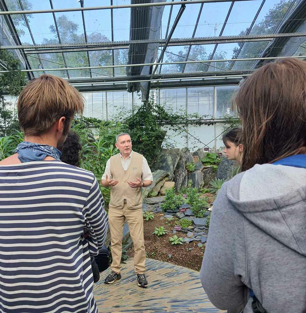 Les étudiants de l'UBO et de l'EESAB visitent les serres du Conservatoire botanique national de Brest, en vue de la venue de Gilles Clément. 17 octobre 2024.